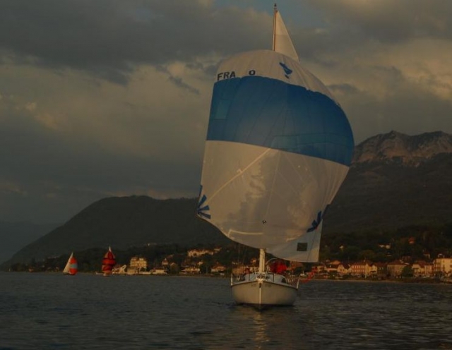 Barco habitable en el lago 